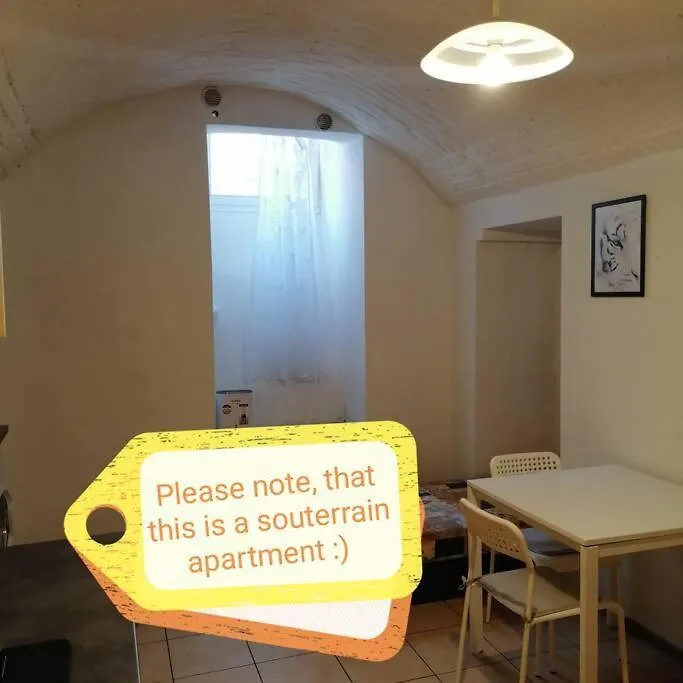 Basement Apartment In The City Center!! Praha 0*,